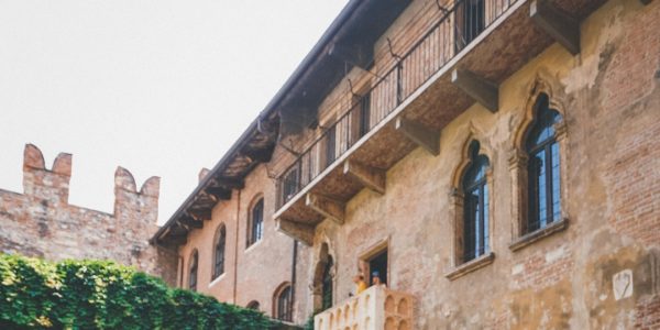 verona walking tour in small group, shared group tour verona, giulietta e romeo verona, juliet balcony verona